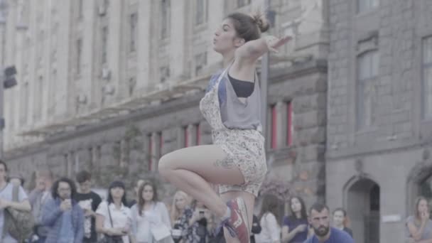 Девушка танцует брейк-данс на улице. Медленное движение. Киев. Украина — стоковое видео