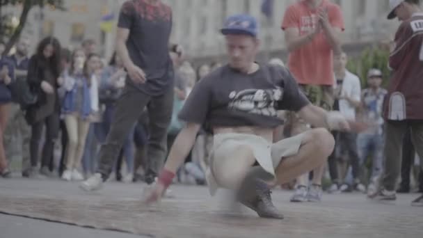 Muž tancující breakdance na ulici. Zpomal. Kyjev. Ukrajina — Stock video