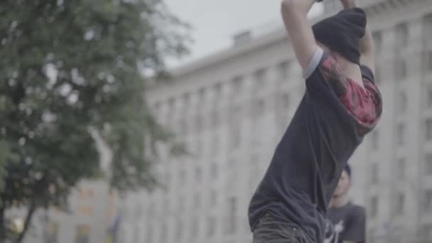 Hombre bailando breakdance en la calle. En cámara lenta. Kiev. Ucrania — Vídeo de stock