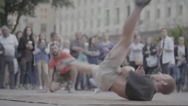 Hombre bailando breakdance en la calle. En cámara lenta. Kiev. Ucrania — Vídeos de Stock