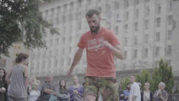 Homem dançando breakdance na rua. Movimento lento. Kiev. Ucrânia — Vídeo de Stock