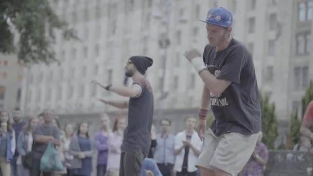 Mann tanzt Breakdance auf der Straße. Zeitlupe. kyiv. Ukraine — Stockvideo