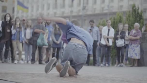 Man dansar breakdance på gatan. Sakta i backarna. Kiev. Ukraina — Stockvideo