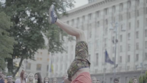 Hombre bailando breakdance en la calle. En cámara lenta. Kiev. Ucrania — Vídeos de Stock