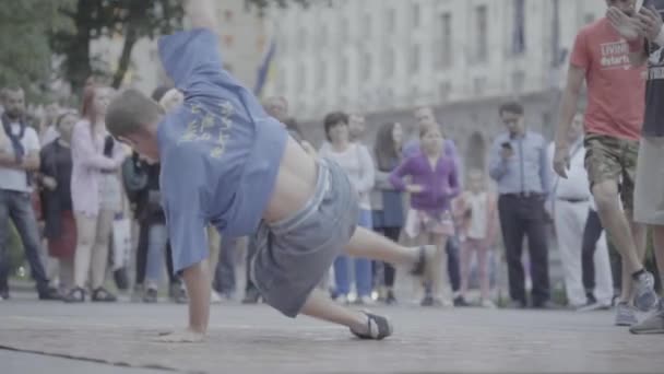 Homem dançando breakdance na rua. Movimento lento. Kiev. Ucrânia — Vídeo de Stock