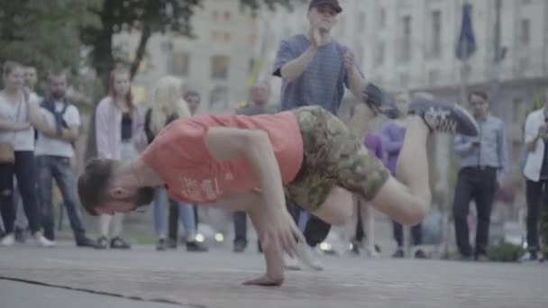 Мужчина танцует брейк-данс на улице. Медленное движение. Киев. Украина — стоковое видео