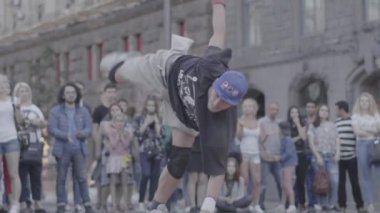 Sokakta break dans yapan bir adam. Ağır çekim. Kyiv. Ukrayna