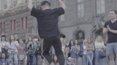 Sokakta break dans yapan bir adam. Ağır çekim. Kyiv. Ukrayna