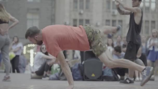 Homem dançando breakdance na rua. Movimento lento. Kiev. Ucrânia — Vídeo de Stock