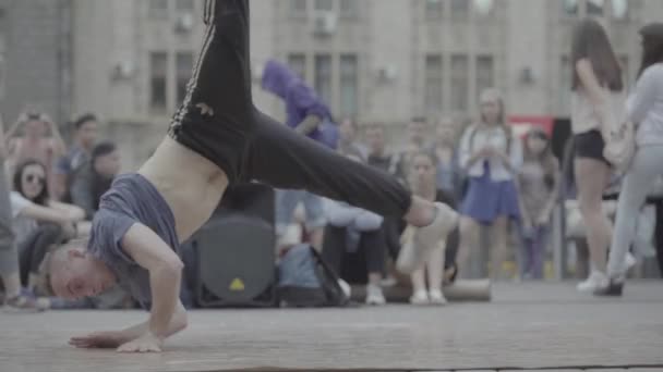 Un uomo che balla breakdance per strada. Al rallentatore. Kiev. Ucraina — Video Stock