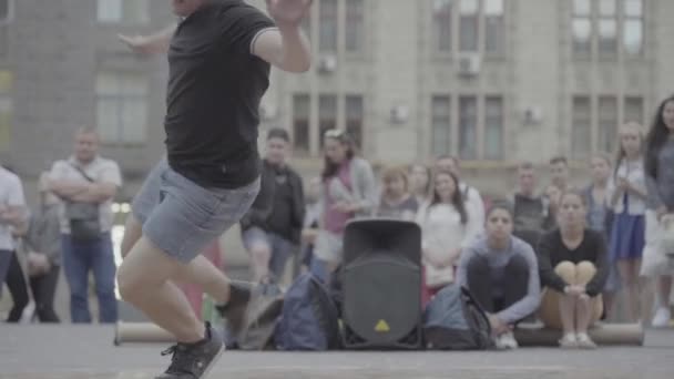 Man dansar breakdance på gatan. Sakta i backarna. Kiev. Ukraina — Stockvideo