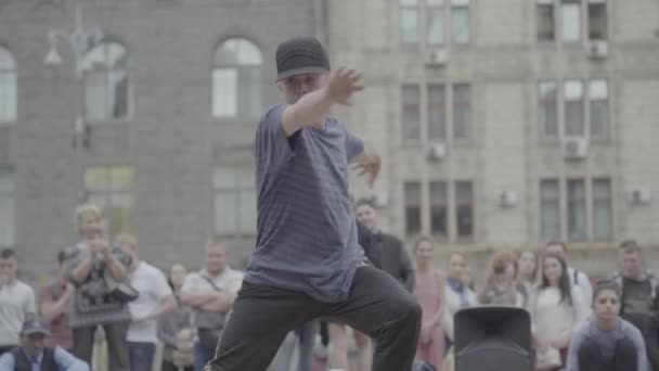 男は路上でブレイクダンスを踊る。スローモーション。キエフ。ウクライナ — ストック動画