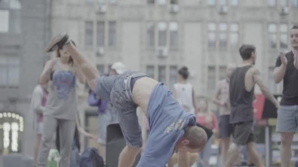 Férfi tánc bréktánc az utcán. Lassú mozgás. Kijevben. Ukrajna — Stock videók