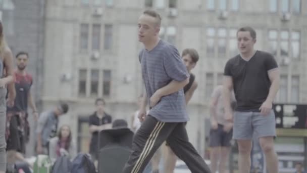 男は路上でブレイクダンスを踊る。スローモーション。キエフ。ウクライナ — ストック動画