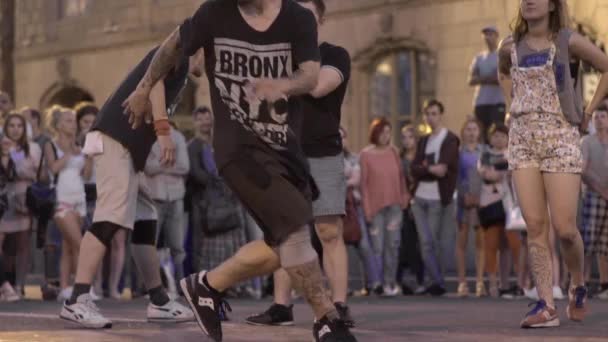 길거리에서 브레이크 댄스를 추는 남자. 느린 동작. Kyiv. 우크라 이나 — 비디오