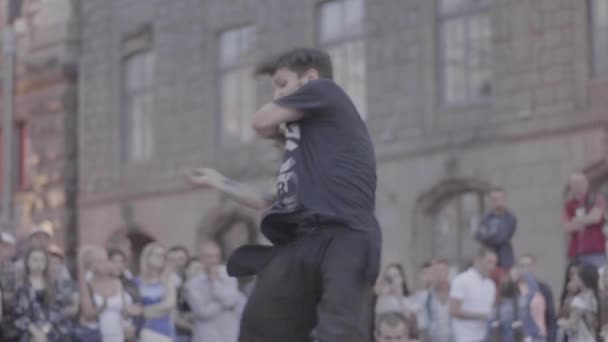 Un uomo che balla breakdance per strada. Al rallentatore. Kiev. Ucraina — Video Stock