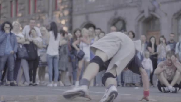 Hombre bailando breakdance en la calle. En cámara lenta. Kiev. Ucrania — Vídeos de Stock