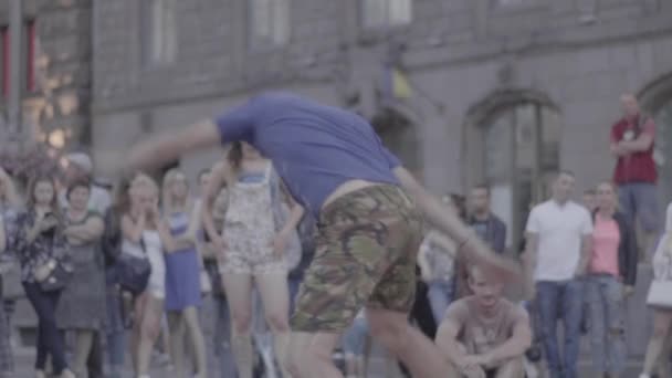 Hombre bailando breakdance en la calle. En cámara lenta. Kiev. Ucrania — Vídeos de Stock