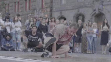 Sokakta break dans yapan bir adam. Ağır çekim. Kyiv. Ukrayna