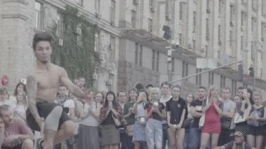 Sokakta break dans yapan bir adam. Ağır çekim. Kyiv. Ukrayna