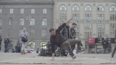 Sokakta break dans yapan bir adam. Ağır çekim. Kyiv. Ukrayna