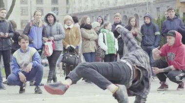 Sokakta break dans yapan bir adam. Ağır çekim. Kyiv. Ukrayna