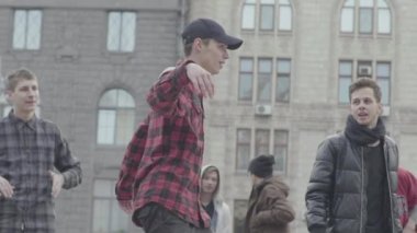 Sokakta break dans yapan bir adam. Ağır çekim. Kyiv. Ukrayna