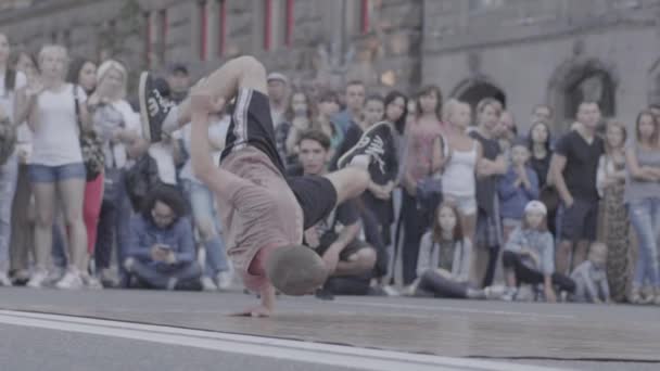 Un uomo che balla breakdance per strada. Al rallentatore. Kiev. Ucraina — Video Stock