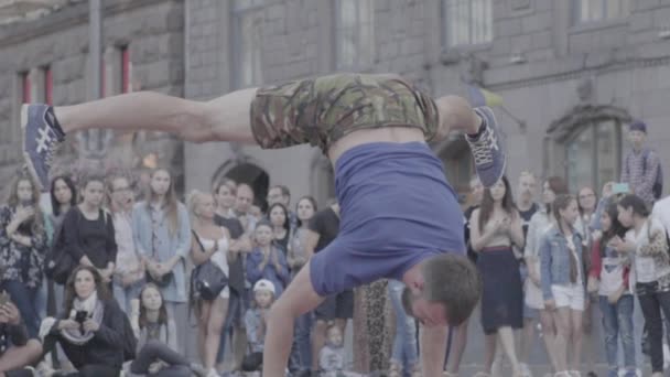 Homem dançando breakdance na rua. Movimento lento. Kiev. Ucrânia — Vídeo de Stock