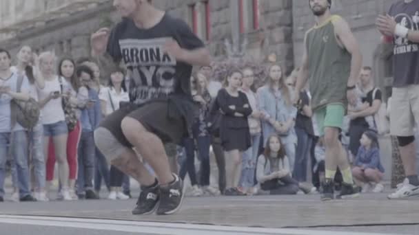 Muž tancující breakdance na ulici. Zpomal. Kyjev. Ukrajina — Stock video