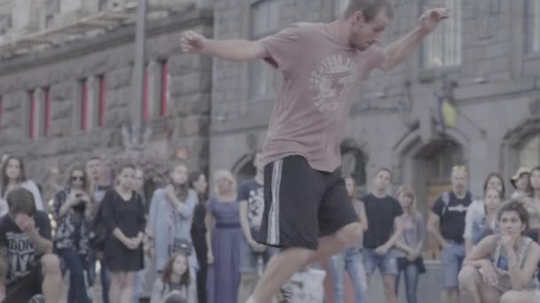 Чоловік танцює на вулиці. Повільніше. Київ. Україна — стокове відео