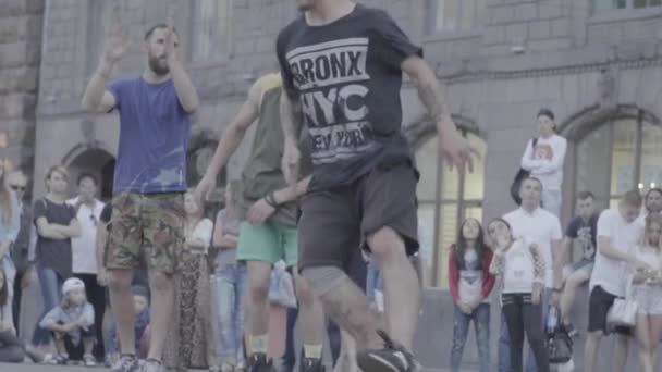 男人在街上跳霹雳。 慢动作 Kyiv 。 乌克兰 — 图库视频影像