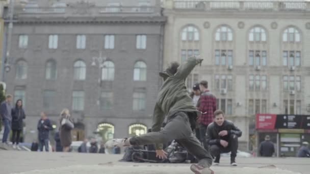 Férfi tánc bréktánc az utcán. Lassú mozgás. Kijevben. Ukrajna — Stock videók