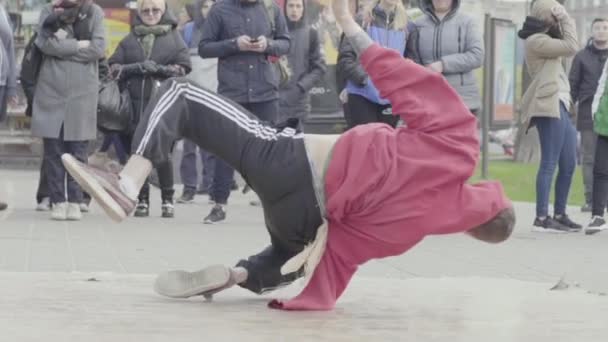 Man dansar breakdance på gatan. Sakta i backarna. Kiev. Ukraina — Stockvideo