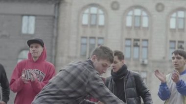 Sokakta break dans yapan bir adam. Ağır çekim. Kyiv. Ukrayna