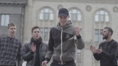 Sokakta break dans yapan bir adam. Ağır çekim. Kyiv. Ukrayna