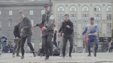 Sokakta break dans yapan bir adam. Ağır çekim. Kyiv. Ukrayna