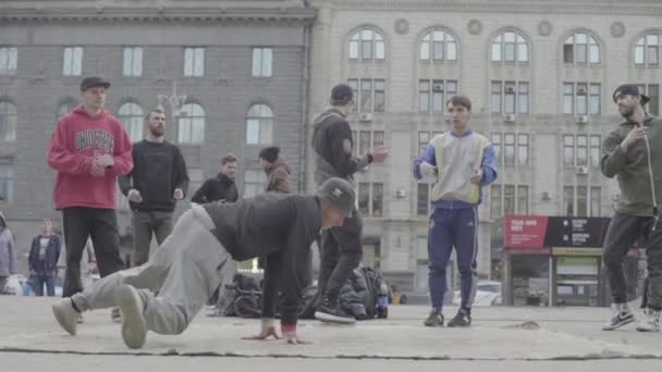 Man dansar breakdance på gatan. Sakta i backarna. Kiev. Ukraina — Stockvideo