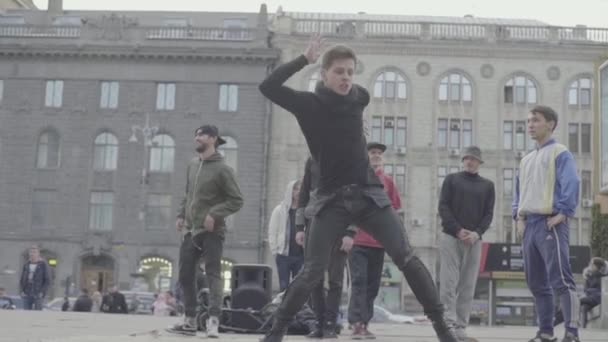 Homme dansant breakdance dans la rue. Au ralenti. Kiev. Ukraine — Video