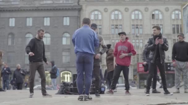 Homme dansant breakdance dans la rue. Au ralenti. Kiev. Ukraine — Video