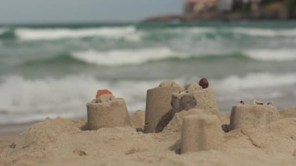 Château de sable sur la plage. Au bord de mer. Paysage marin. Sozopol. Bulgarie . — Video