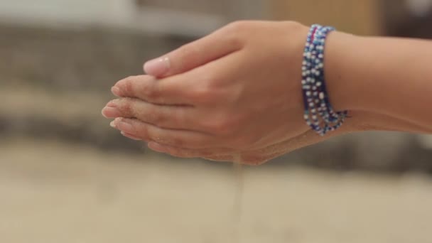 Pasir dituangkan dari tangan perempuan — Stok Video
