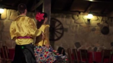 Bulgar ulusal dansında insanlar dans ediyor. Ağır çekim. Sozopol. Bulgaristan.