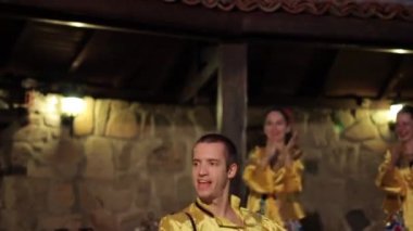 Bulgar ulusal dansında insanlar dans ediyor. Ağır çekim. Sozopol. Bulgaristan.