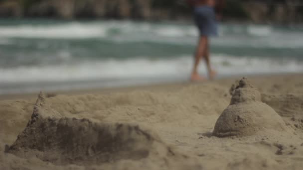 Orilla del mar. Paisaje marino. Castillo de arena en la playa . — Vídeos de Stock