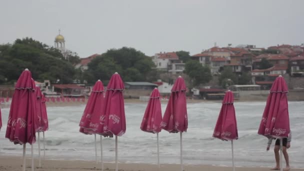 Sozopol. Bulgaristan. Deniz kıyısındaki bir tatil köyünde. — Stok video