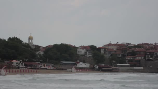 Sozopol. Bulgaristan. Deniz kıyısındaki bir tatil köyünde. — Stok video