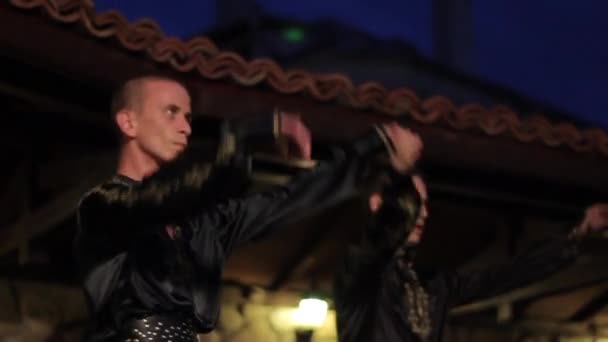 Orang-orang menari tarian nasional Bulgaria. Gerakan lambat. Sozopol. Bulgaria . — Stok Video