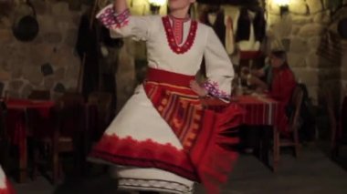 Bulgar ulusal dansında insanlar dans ediyor. Ağır çekim. Sozopol. Bulgaristan.