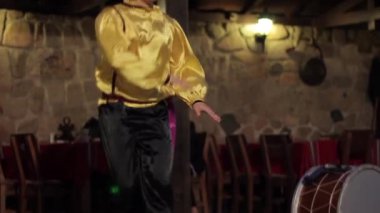 Bulgar ulusal dansında insanlar dans ediyor. Ağır çekim. Sozopol. Bulgaristan.